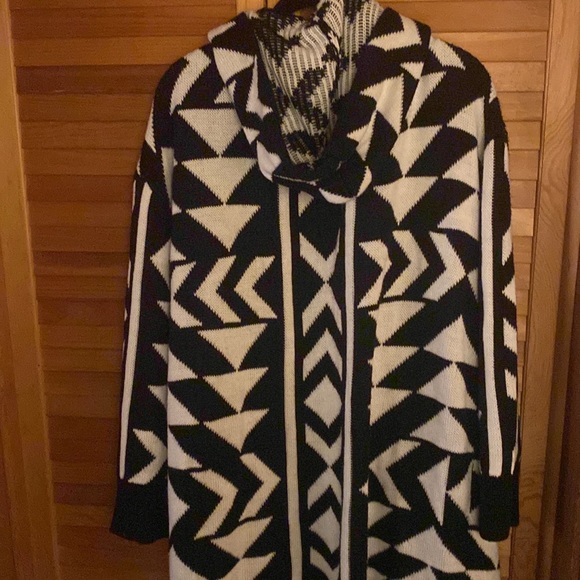 Plus Size. Super cute !! Long sweater with hood and matching earrings. - Picture 4 of 4